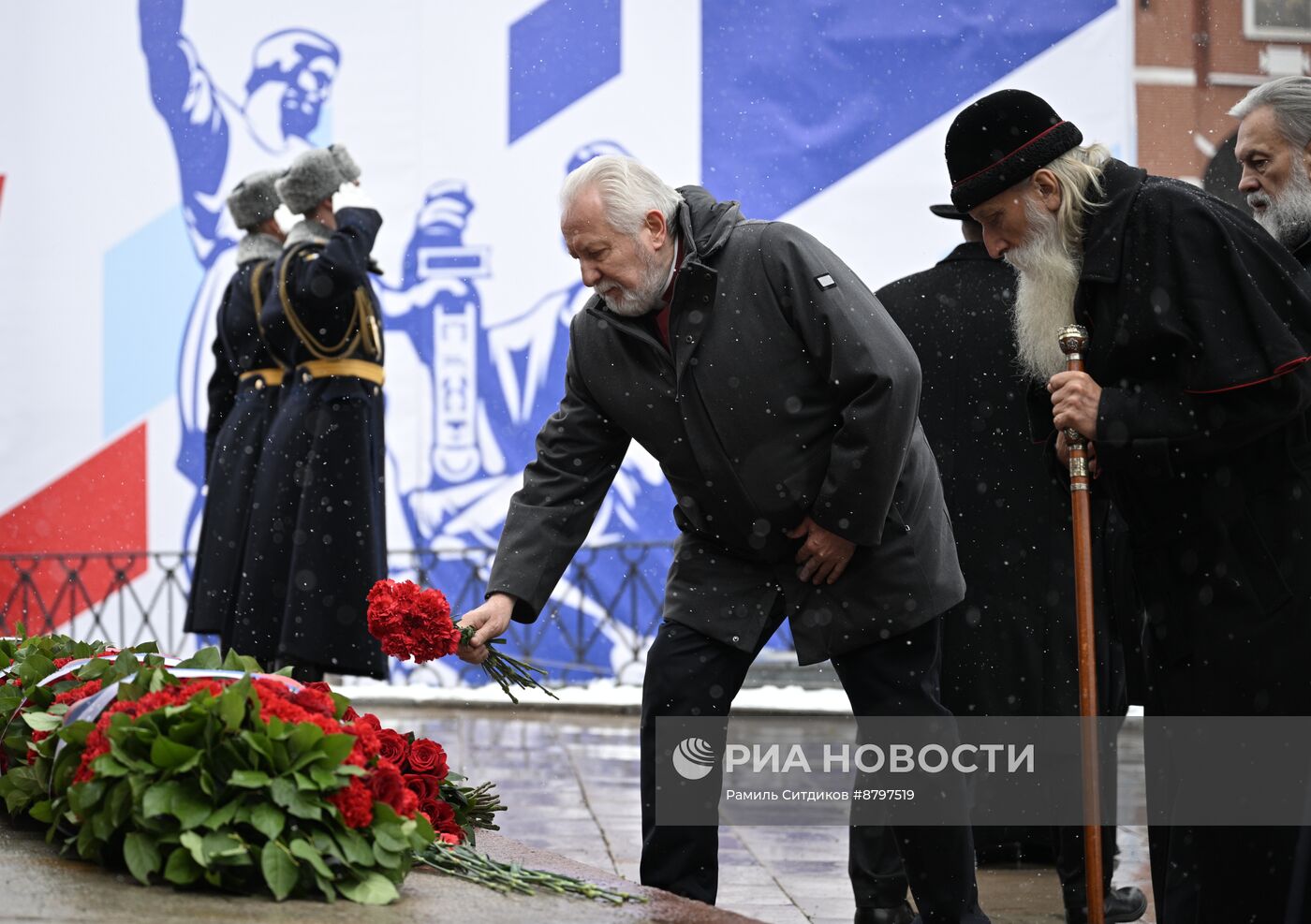 Президент Владимир Путин возложил цветы к памятнику К. Минину и Д. Пожарскому