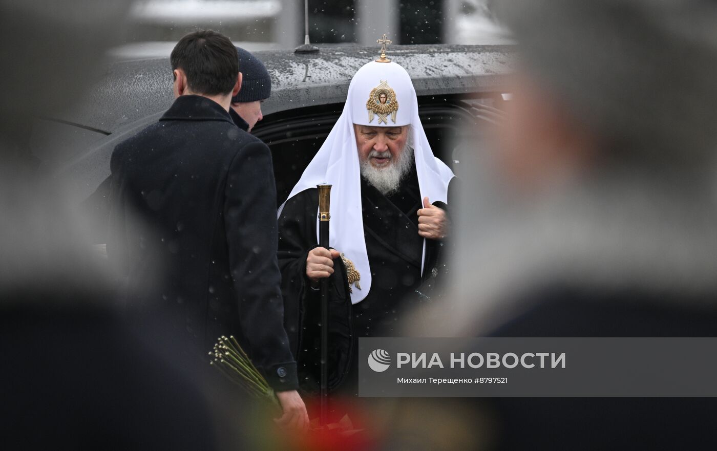 Президент Владимир Путин возложил цветы к памятнику К. Минину и Д. Пожарскому