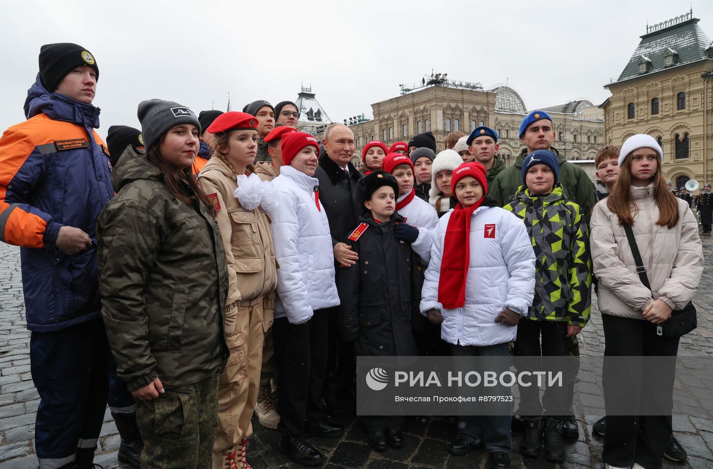 Президент Владимир Путин возложил цветы к памятнику К. Минину и Д. Пожарскому