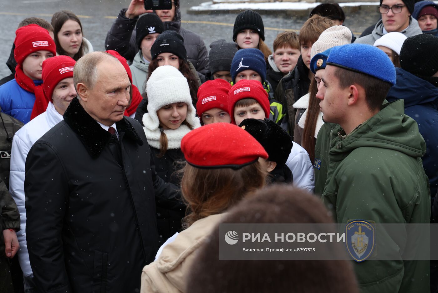 Президент Владимир Путин возложил цветы к памятнику К. Минину и Д. Пожарскому