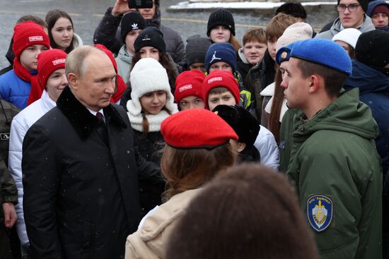 Президент Владимир Путин возложил цветы к памятнику К. Минину и Д. Пожарскому