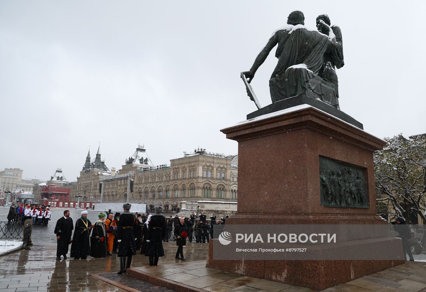 Президент Владимир Путин возложил цветы к памятнику К. Минину и Д. Пожарскому