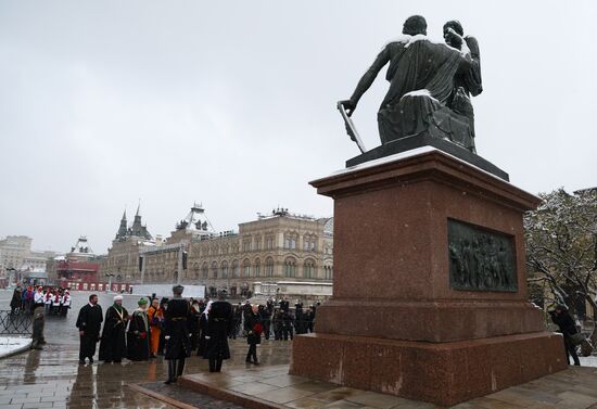 Президент Владимир Путин возложил цветы к памятнику К. Минину и Д. Пожарскому