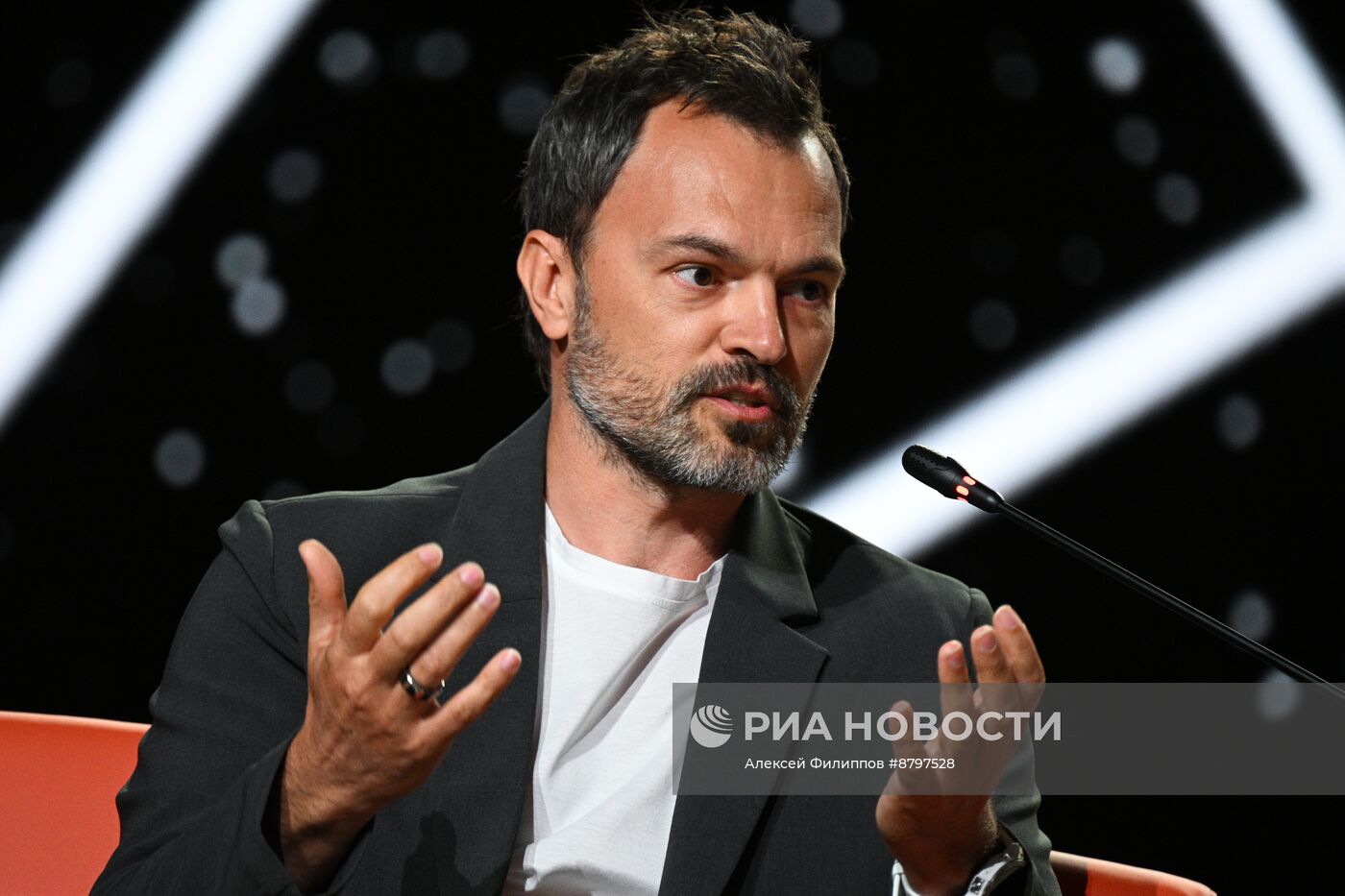 Симпозиум "Создавая будущее". Пленарная дискуссия: Философия будущего