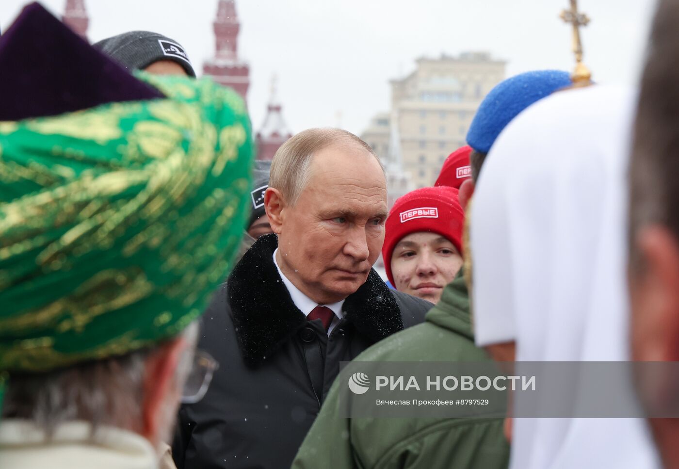 Президент Владимир Путин возложил цветы к памятнику К. Минину и Д. Пожарскому