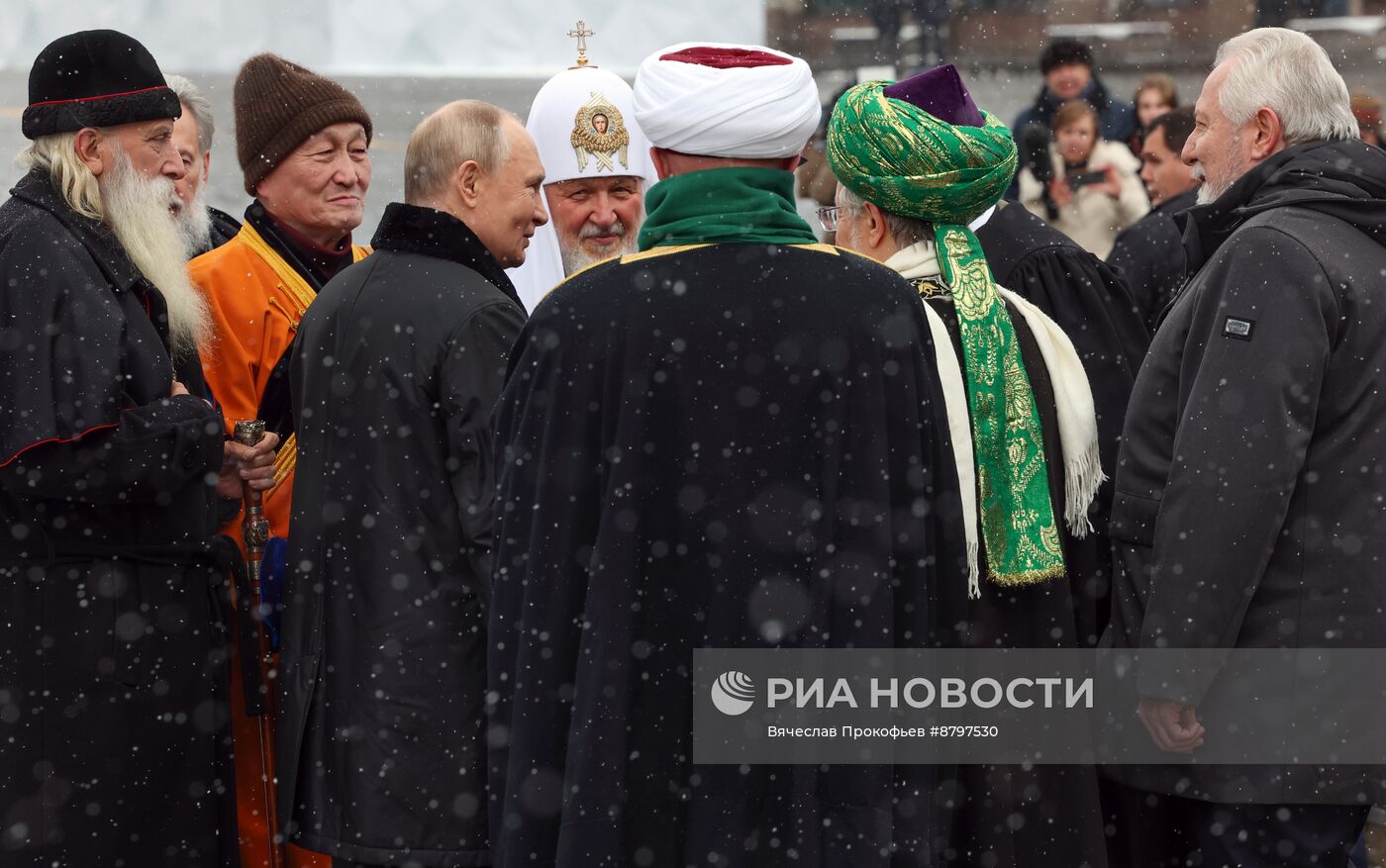 Президент Владимир Путин возложил цветы к памятнику К. Минину и Д. Пожарскому