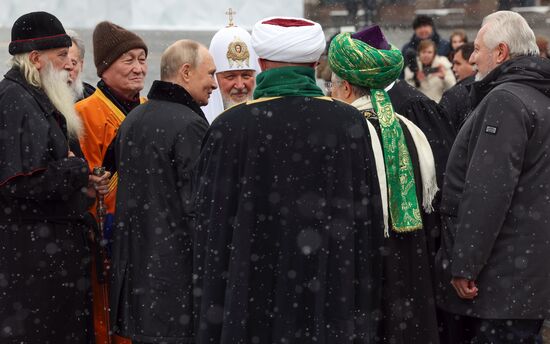 Президент Владимир Путин возложил цветы к памятнику К. Минину и Д. Пожарскому