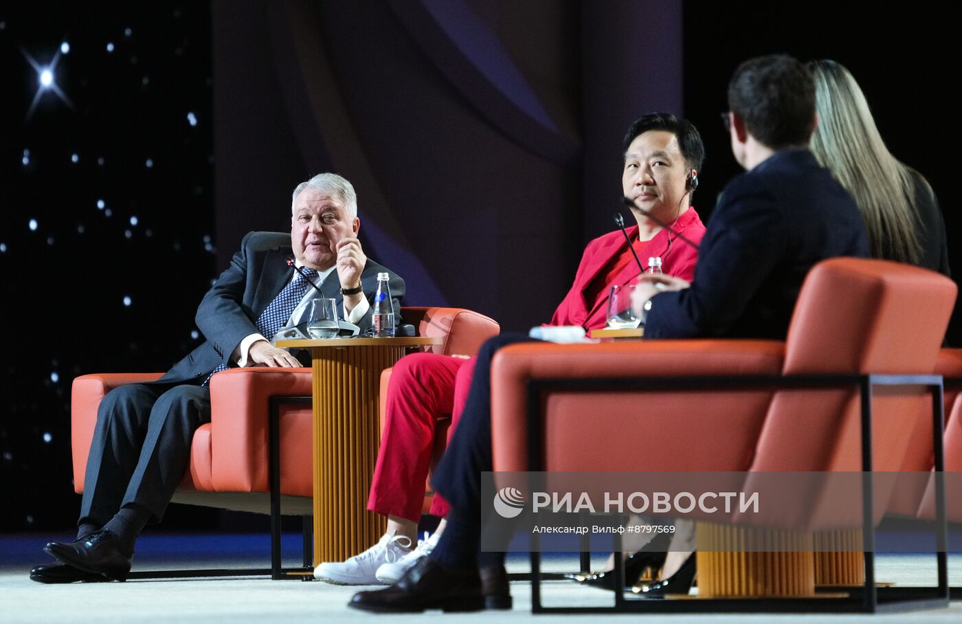 Симпозиум "Создавая будущее". Пленарная дискуссия: Философия будущего