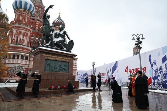 Президент Владимир Путин возложил цветы к памятнику К. Минину и Д. Пожарскому