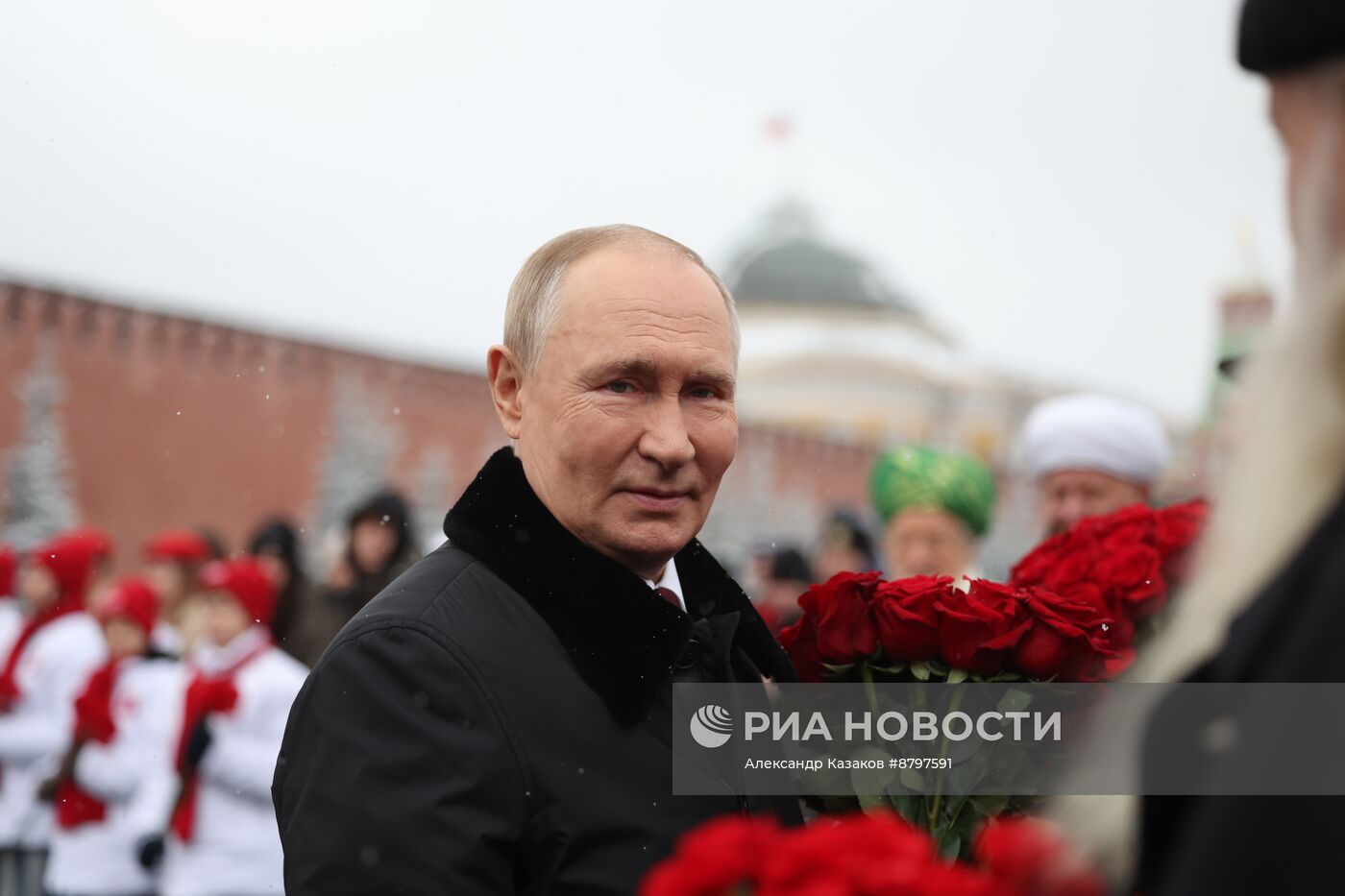 Президент Владимир Путин возложил цветы к памятнику К. Минину и Д. Пожарскому