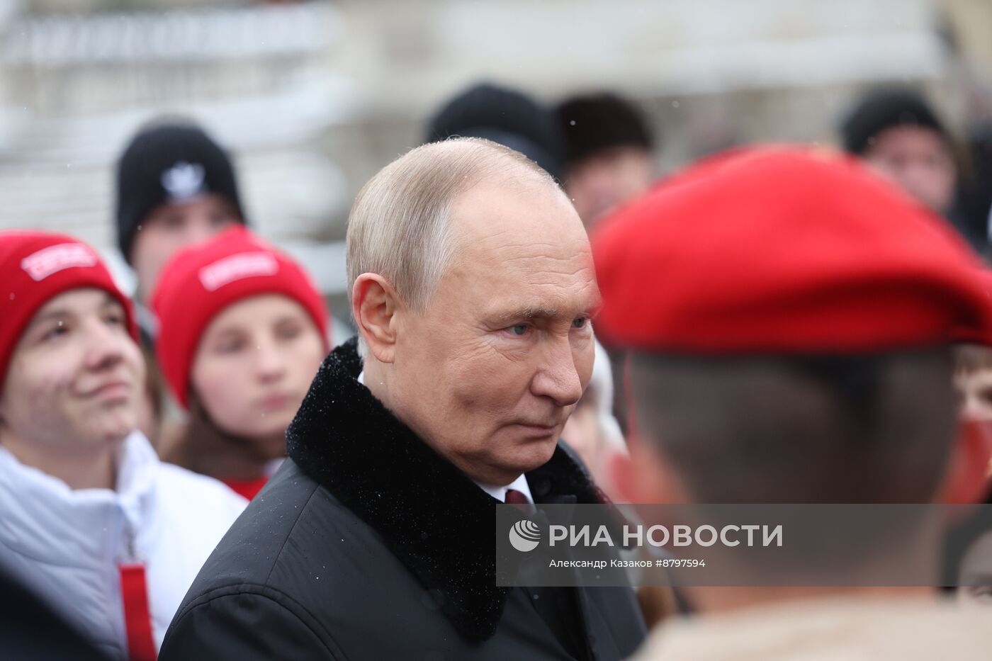 Президент Владимир Путин возложил цветы к памятнику К. Минину и Д. Пожарскому