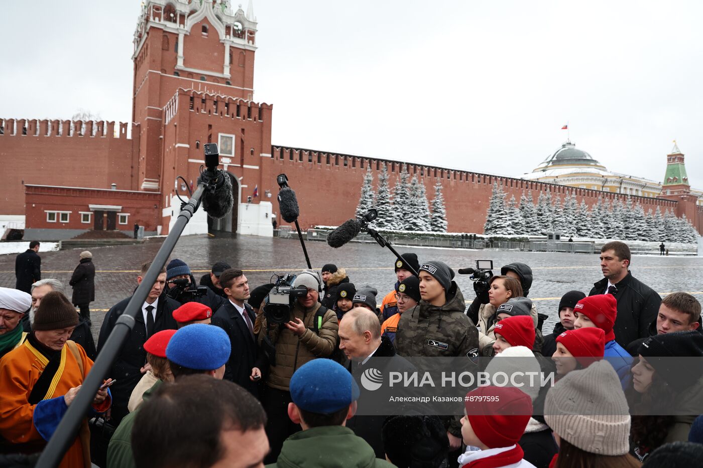 Президент Владимир Путин возложил цветы к памятнику К. Минину и Д. Пожарскому