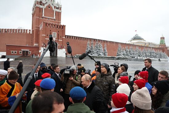 Президент Владимир Путин возложил цветы к памятнику К. Минину и Д. Пожарскому