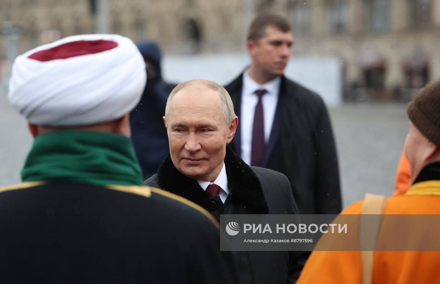 Президент Владимир Путин возложил цветы к памятнику К. Минину и Д. Пожарскому