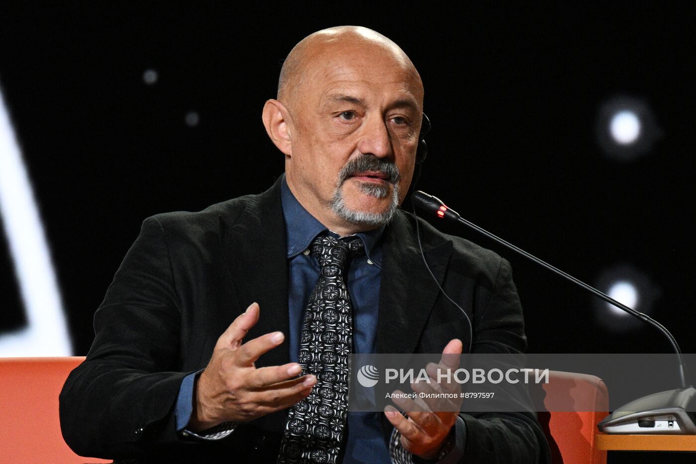 Симпозиум "Создавая будущее". Пленарная дискуссия: Философия будущего