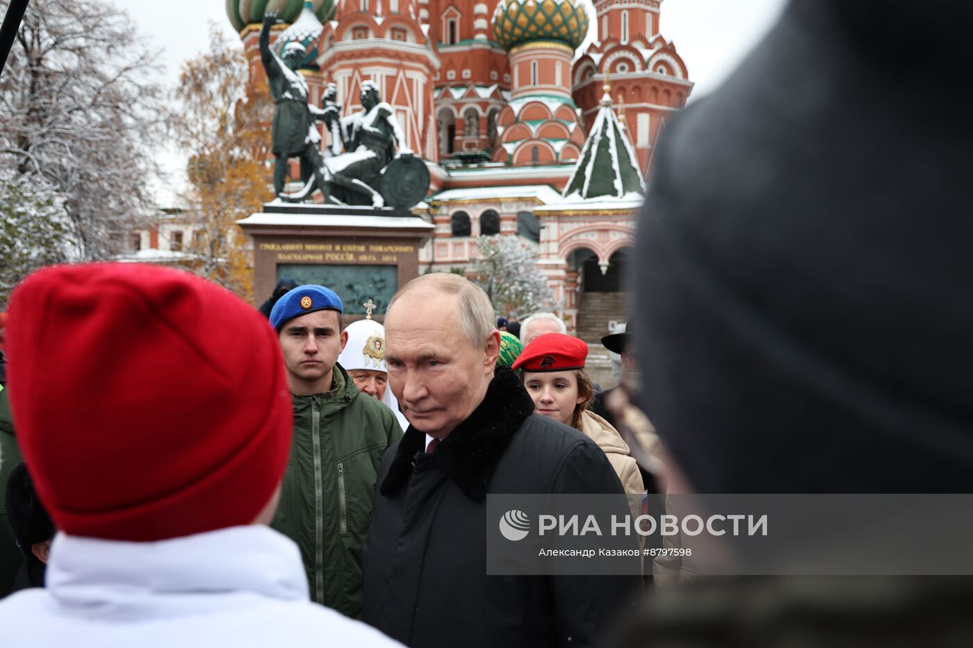 Президент Владимир Путин возложил цветы к памятнику К. Минину и Д. Пожарскому