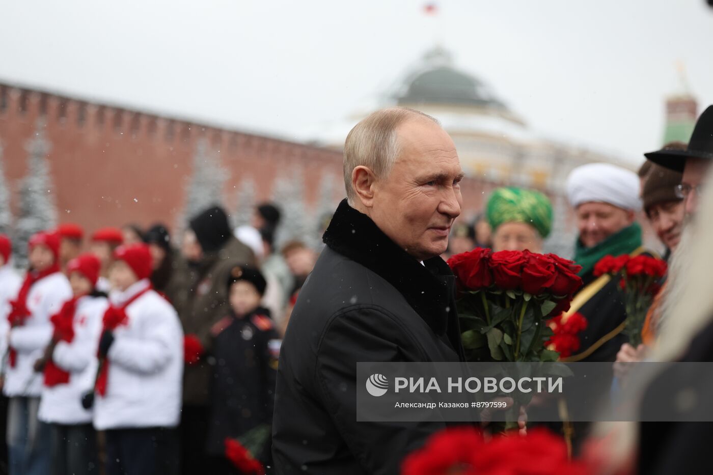 Президент Владимир Путин возложил цветы к памятнику К. Минину и Д. Пожарскому