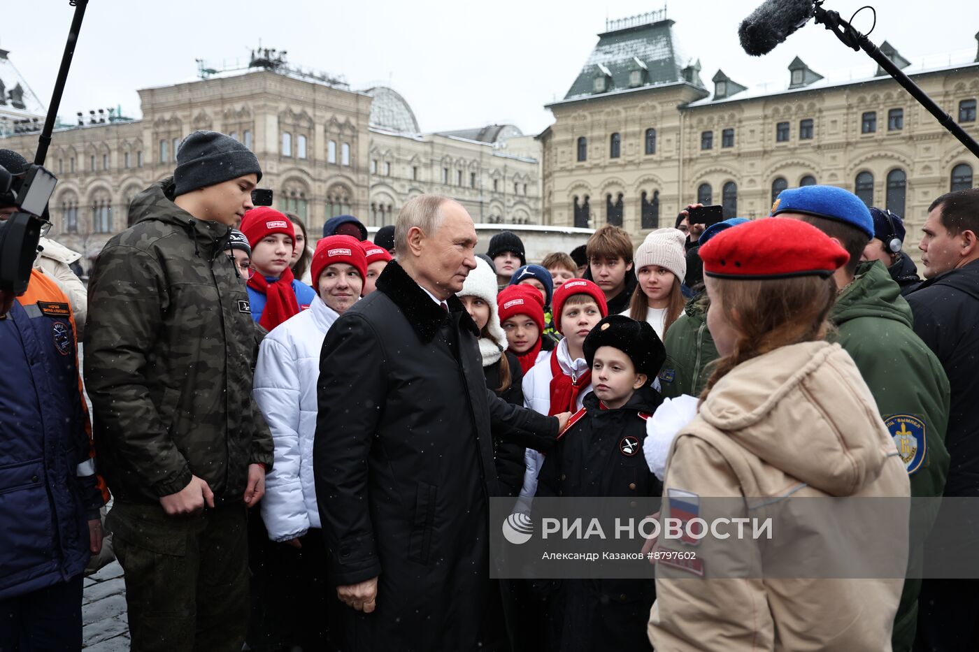 Президент Владимир Путин возложил цветы к памятнику К. Минину и Д. Пожарскому