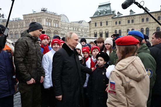 Президент Владимир Путин возложил цветы к памятнику К. Минину и Д. Пожарскому