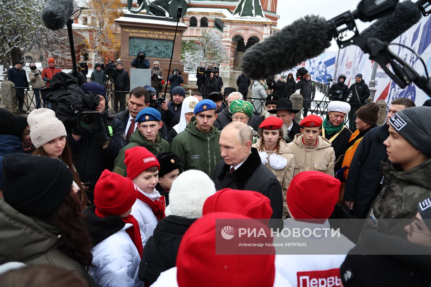 Президент Владимир Путин возложил цветы к памятнику К. Минину и Д. Пожарскому