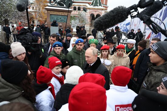 Президент Владимир Путин возложил цветы к памятнику К. Минину и Д. Пожарскому