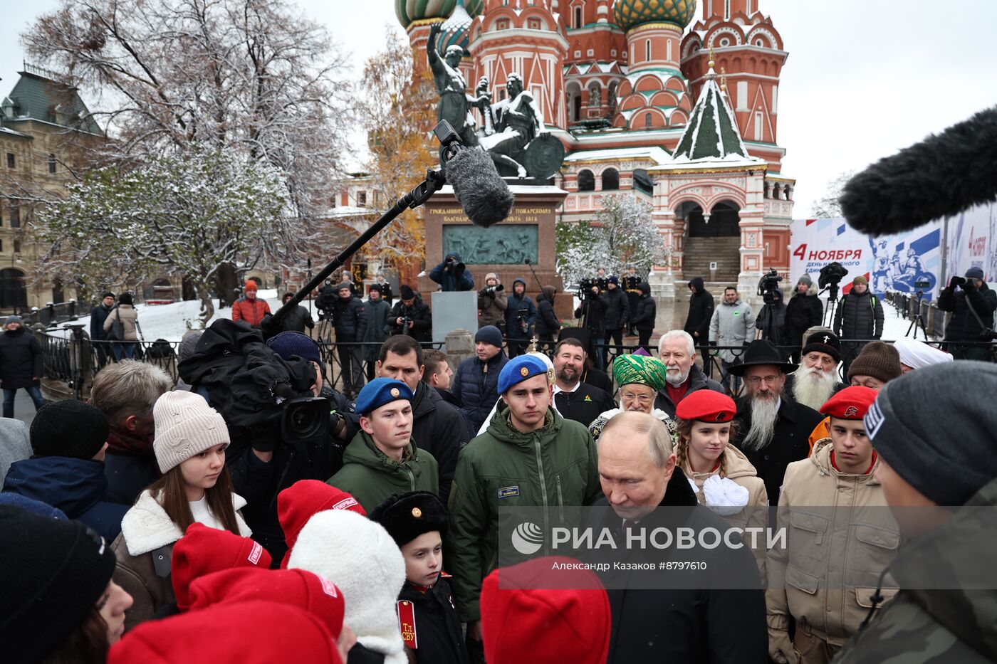 Президент Владимир Путин возложил цветы к памятнику К. Минину и Д. Пожарскому