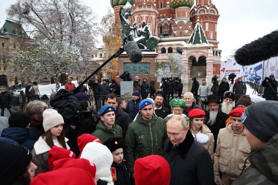 Президент Владимир Путин возложил цветы к памятнику К. Минину и Д. Пожарскому