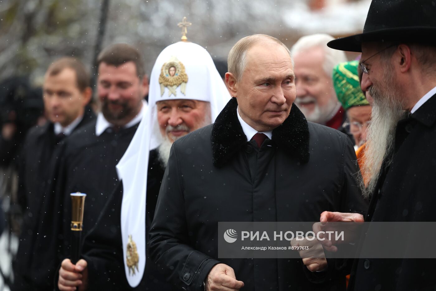 Президент Владимир Путин возложил цветы к памятнику К. Минину и Д. Пожарскому