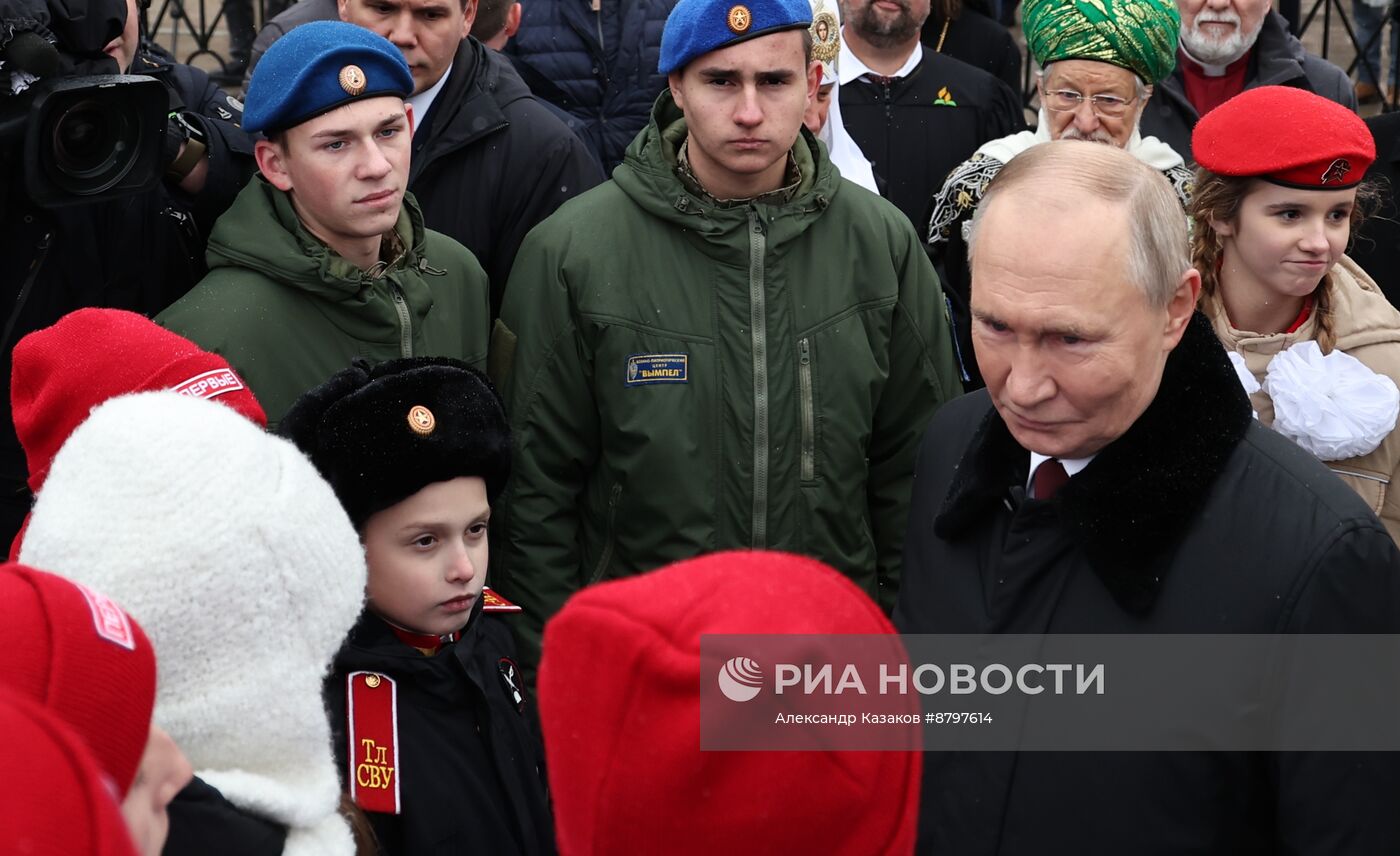 Президент Владимир Путин возложил цветы к памятнику К. Минину и Д. Пожарскому