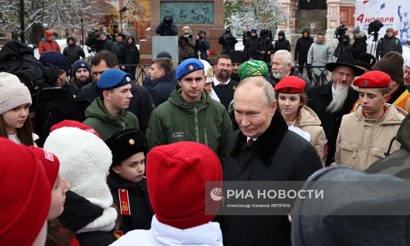 Президент Владимир Путин возложил цветы к памятнику К. Минину и Д. Пожарскому