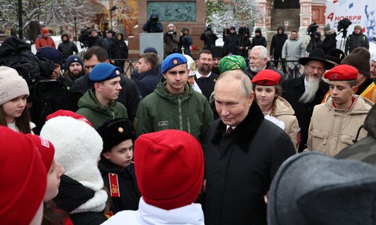 Президент Владимир Путин возложил цветы к памятнику К. Минину и Д. Пожарскому