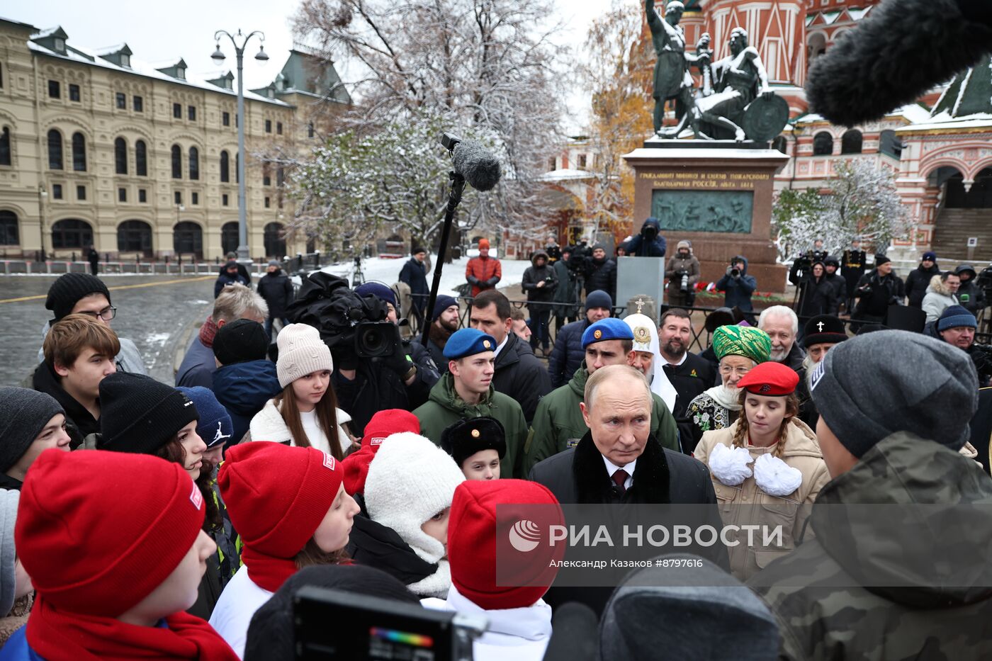 Президент Владимир Путин возложил цветы к памятнику К. Минину и Д. Пожарскому