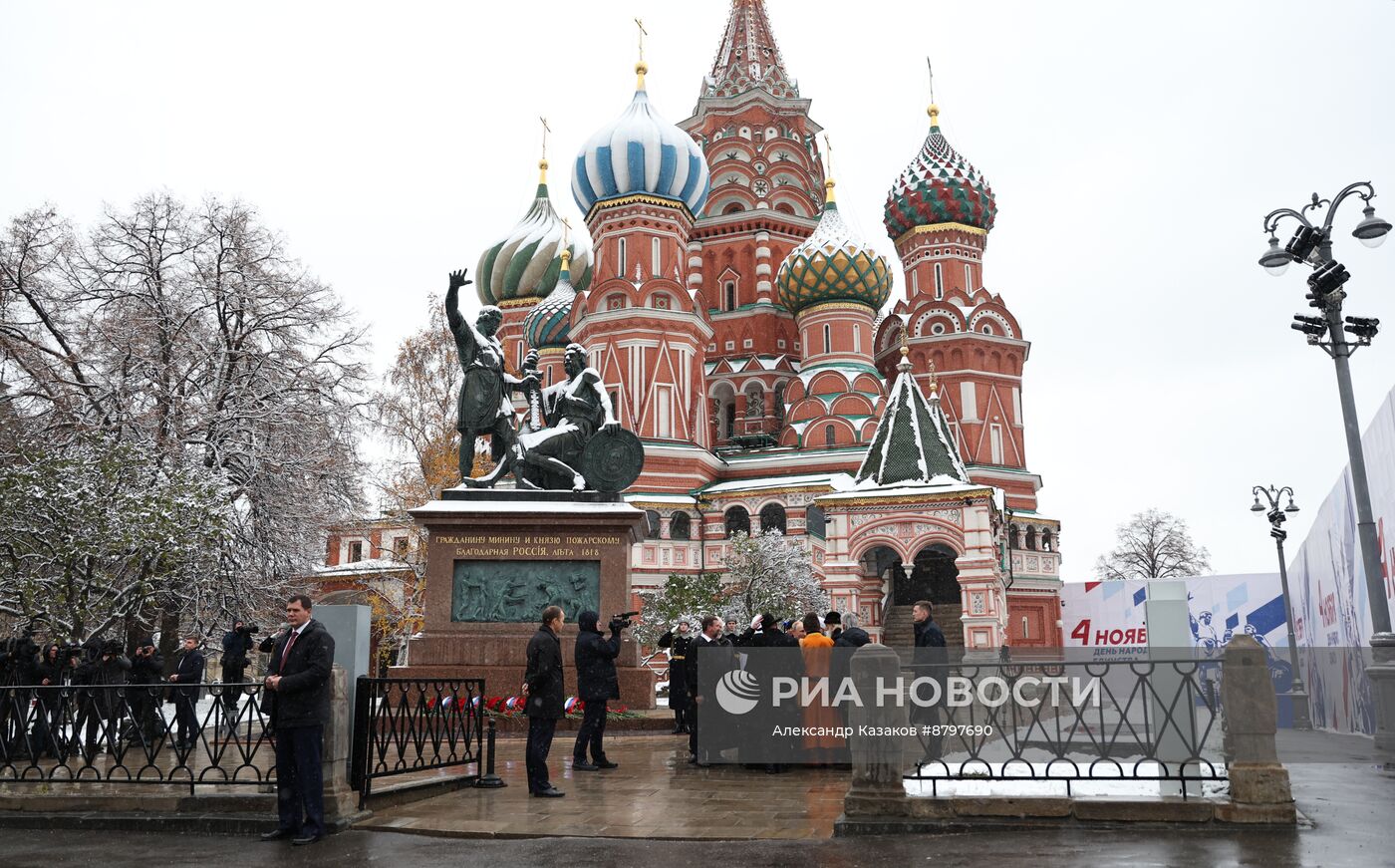 Президент Владимир Путин возложил цветы к памятнику К. Минину и Д. Пожарскому