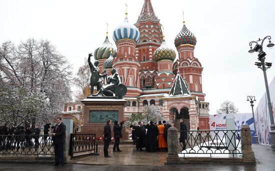 Президент Владимир Путин возложил цветы к памятнику К. Минину и Д. Пожарскому