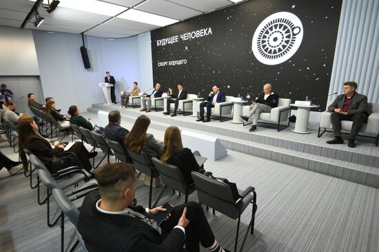 Симпозиум "Создавая будущее"
Сессия на тему "Спорт будущего"
Слева направо:
Владимир Волошин, сооснователь "МойФитнес.рф", Лига Марафонов BRICS, IRONSTAR и ROSA RUN, член наблюдательного совета проекта "Игры Будущего 2024"
Илья Галаев, президент Федерации гонок дронов
Родриго Андрес Кеведо Сильва, председатель Ассоциации робототехники Чили, Республика Чили
Максим Уразов, директор Департамента физической культуры и массового спорта Министерства спорта РФ
Игорь Столяров, руководитель проекта "Игры Будущего"
Константин Фрумкин, кандидат культурологии, координатор Ассоциации футурологов Место: Россия, Москва. Автор: Пелагия Тихонова/РИА Новости. Симпозиум "Создавая будущее". Спорт будущего