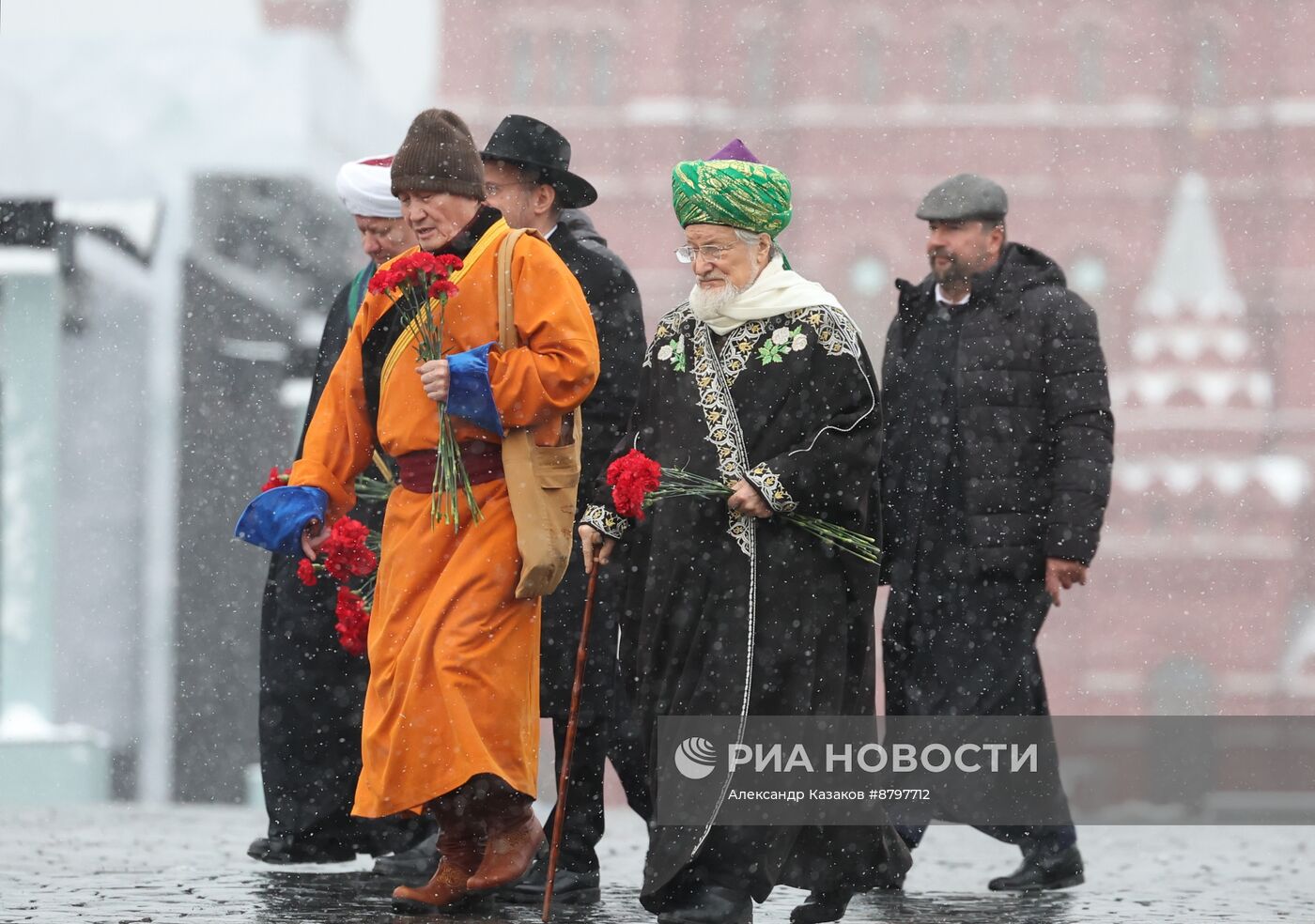 Президент Владимир Путин возложил цветы к памятнику К. Минину и Д. Пожарскому