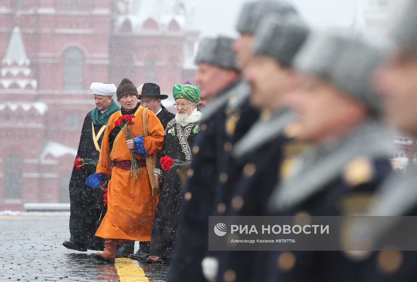 Президент Владимир Путин возложил цветы к памятнику К. Минину и Д. Пожарскому