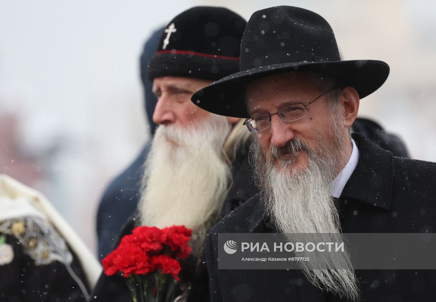 Президент Владимир Путин возложил цветы к памятнику К. Минину и Д. Пожарскому