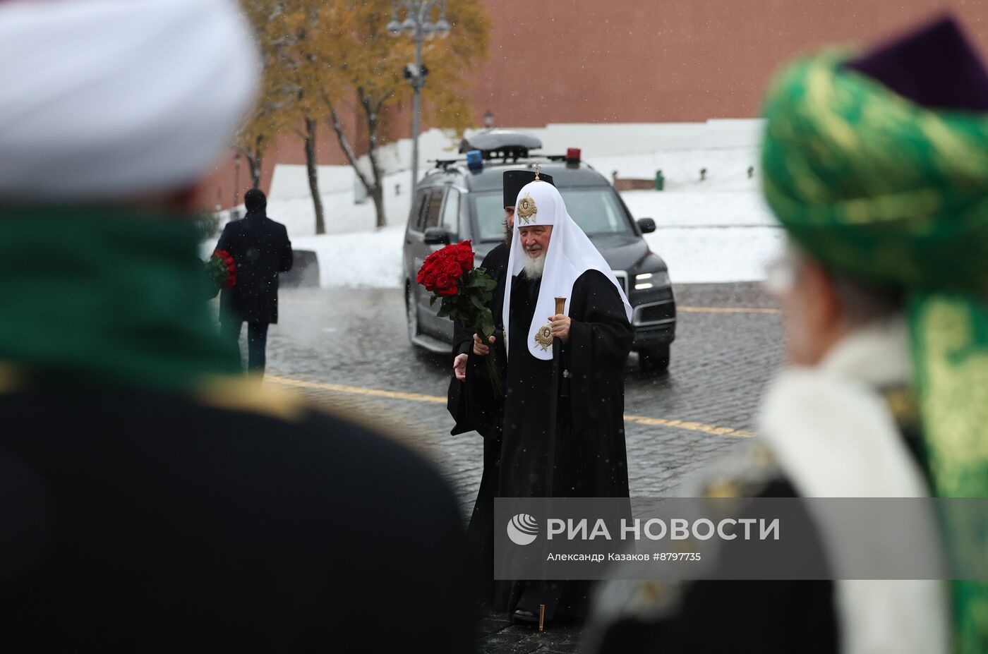 Президент Владимир Путин возложил цветы к памятнику К. Минину и Д. Пожарскому