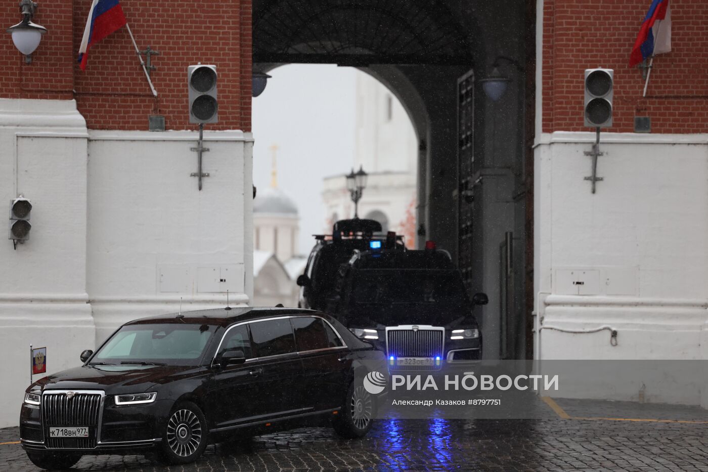 Президент Владимир Путин возложил цветы к памятнику К. Минину и Д. Пожарскому