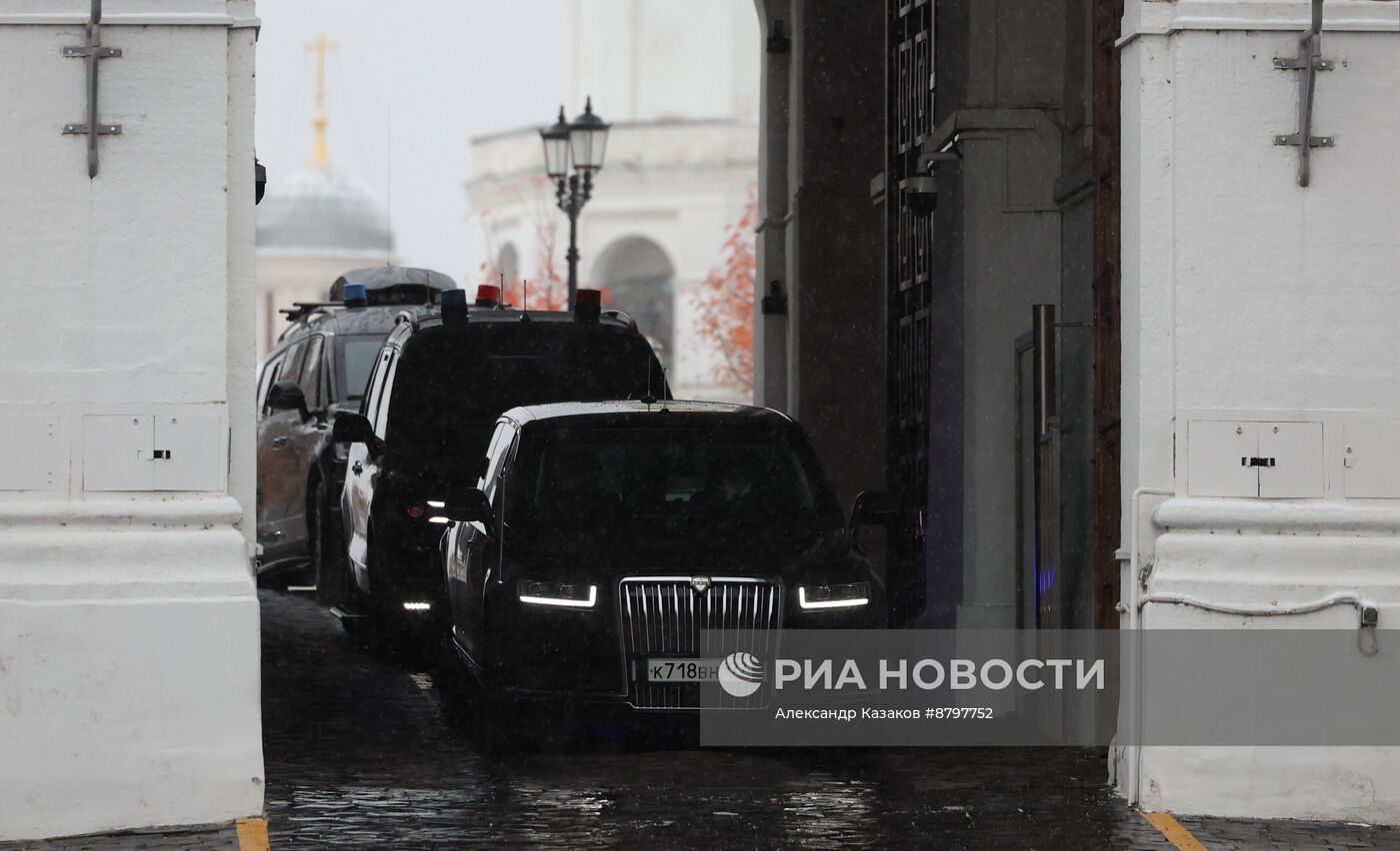 Президент Владимир Путин возложил цветы к памятнику К. Минину и Д. Пожарскому