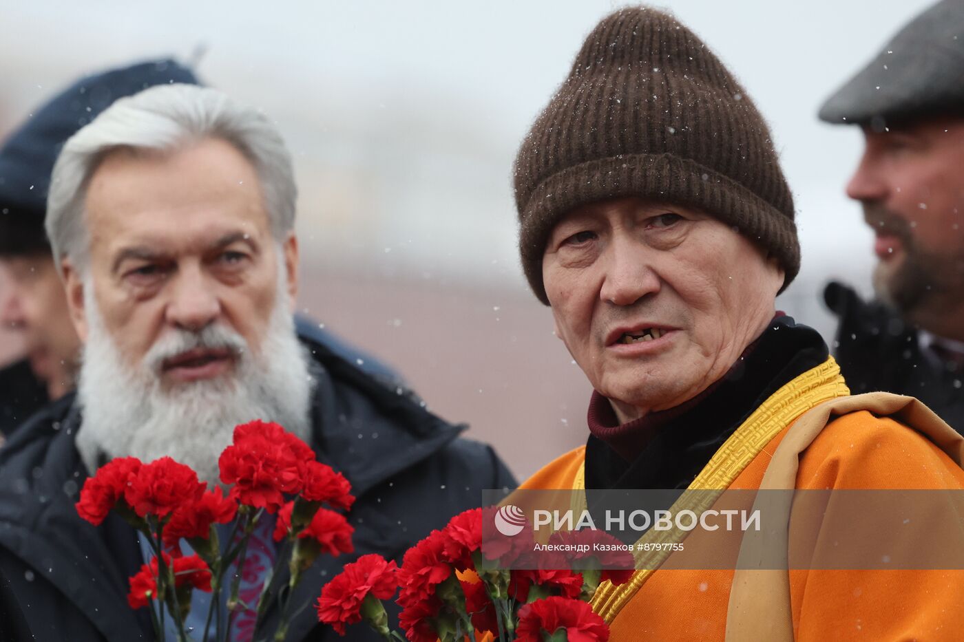 Президент Владимир Путин возложил цветы к памятнику К. Минину и Д. Пожарскому