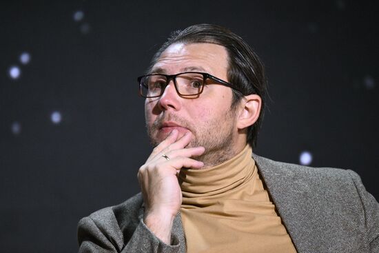 Симпозиум "Создавая будущее"
Дебаты "ИИ – конкурент или союзник?"
Андрей Незнамов, управляющий директор центра человекоцентричного AI в ПАО "Сбербанк", председатель Российской Национальной Комиссии по реализации Кодекса этики в сфере ИИ Место: Россия, Москва. Автор: Кирилл Зыков/РИА Новости. Симпозиум "Создавая будущее". Дебаты "ИИ – конкурент или союзник?"