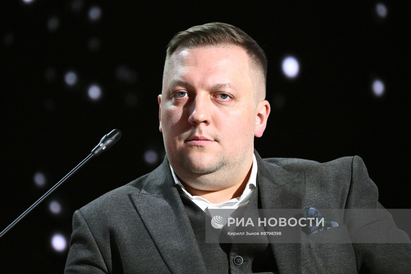 Симпозиум "Создавая будущее". Дебаты "ИИ – конкурент или союзник?"