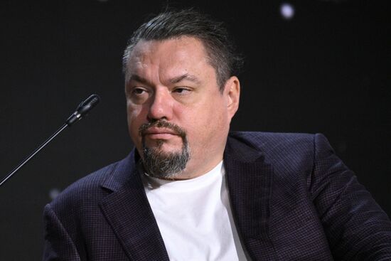 Симпозиум "Создавая будущее"
Дебаты "ИИ – конкурент или союзник?"
Игорь Коптелов, главный конструктор АО "Иридиум" Место: Россия, Москва. Автор: Кирилл Зыков/РИА Новости. Симпозиум "Создавая будущее". Дебаты "ИИ – конкурент или союзник?"