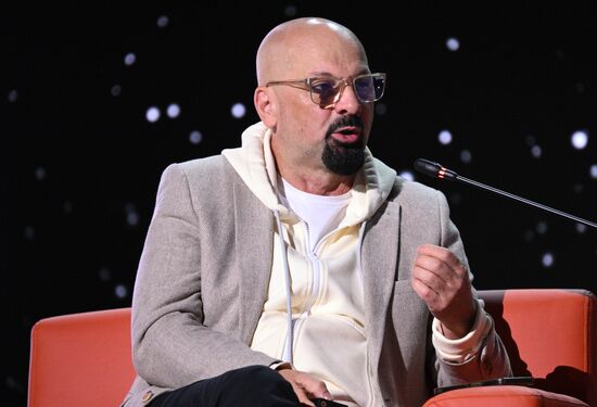 Симпозиум "Создавая будущее"
Дебаты "ИИ – конкурент или союзник?"
Игорь Чубаров, директор Школы метапредметных компетенций, проректор ТюмГУ, директор Департамента культурных исследований Московского института психоанализа Место: Россия, Москва. Автор: Кирилл Зыков/РИА Новости. Симпозиум "Создавая будущее". Дебаты "ИИ – конкурент или союзник?"