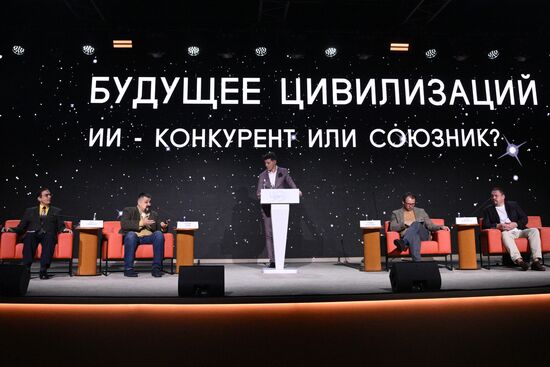 Симпозиум "Создавая будущее"
Дебаты "ИИ – конкурент или союзник?"
Слева направо:
Хосе Кордейро, футуролог, инженер, Испания
Эльдар Сафин, писатель-фантаст, IT-специалист
Руслан Бондаренко, журналист, автор и ведущий ТВ-программ о новых технологиях, инновациях и предпринимательстве
Андрей Незнамов, управляющий директор центра человекоцентричного AI в ПАО "Сбербанк", председатель Российской Национальной Комиссии по реализации Кодекса этики в сфере ИИ
Игорь Коптелов, главный конструктор АО "Иридиум" Место: Россия, Москва. Автор: Кирилл Зыков/РИА Новости. Симпозиум "Создавая будущее". Дебаты "ИИ – конкурент или союзник?"