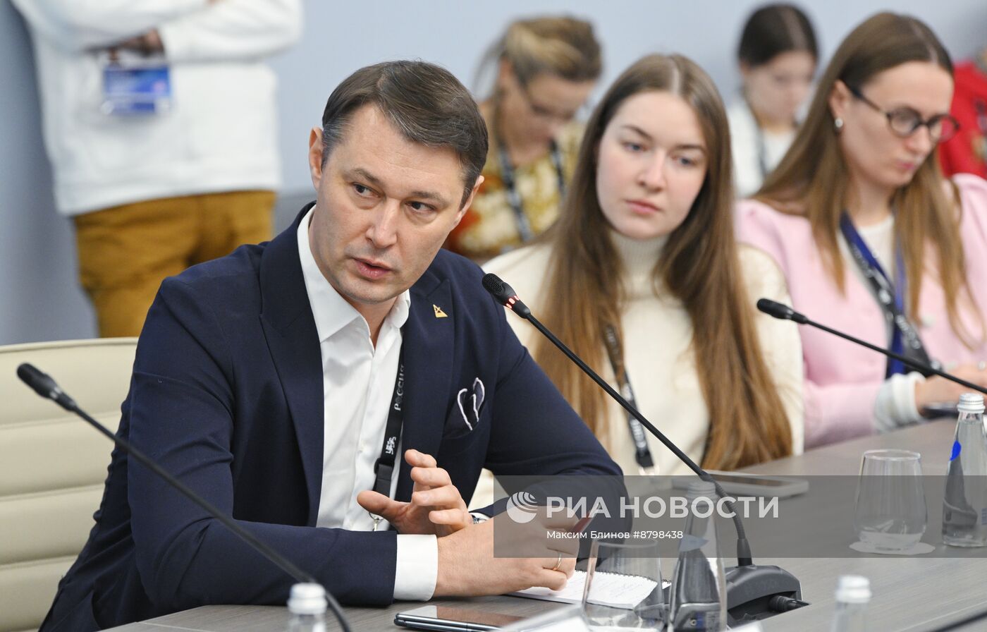 Симпозиум "Создавая будущее". Круглый стол "ЯМБ – язык моделирования будущего"