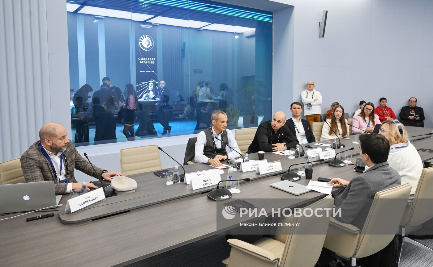 Симпозиум "Создавая будущее". Круглый стол "ЯМБ – язык моделирования будущего"