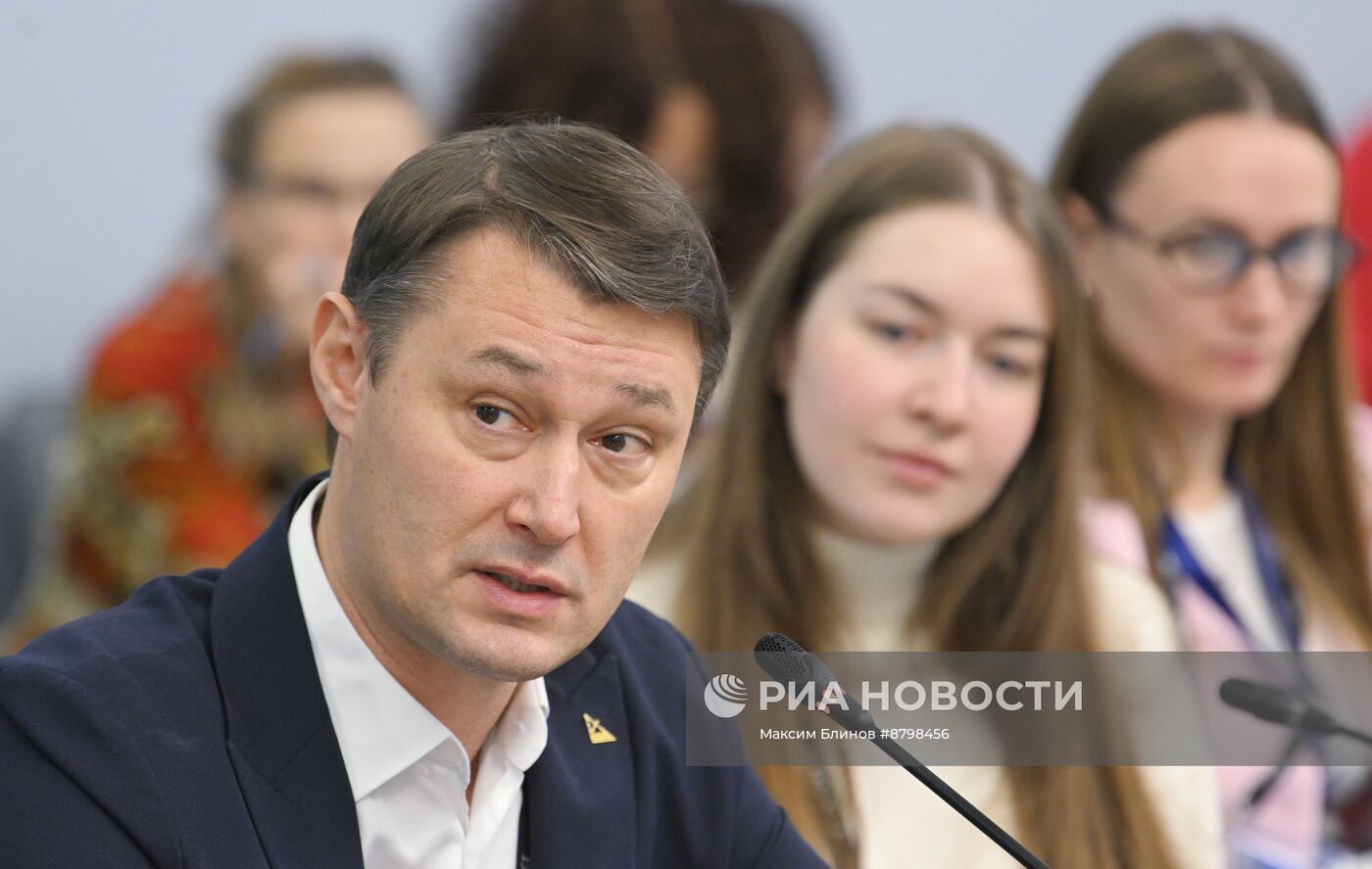 Симпозиум "Создавая будущее". Круглый стол "ЯМБ – язык моделирования будущего"